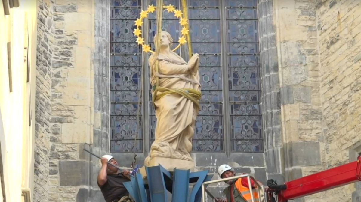 Na pražské Staroměstské náměstí se vrátil mariánský sloup